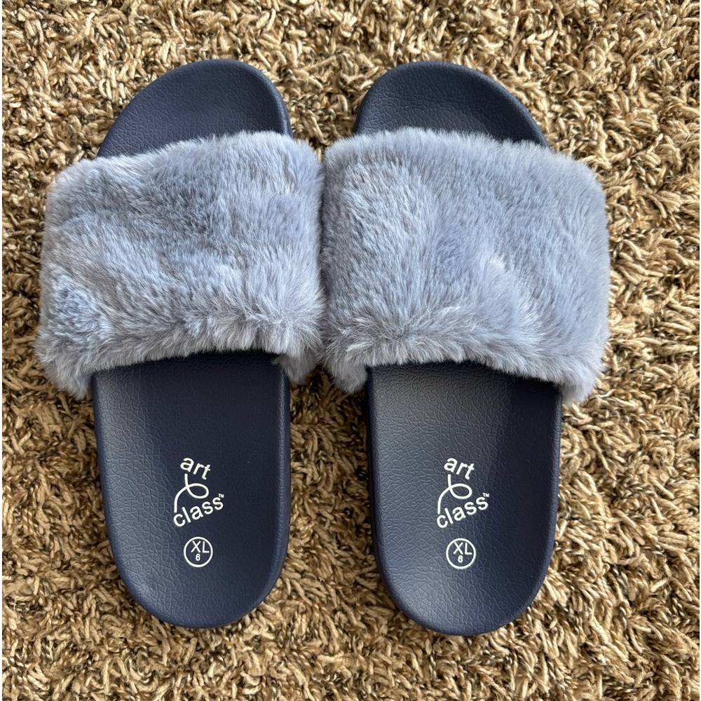 Fuzzy slides size 6